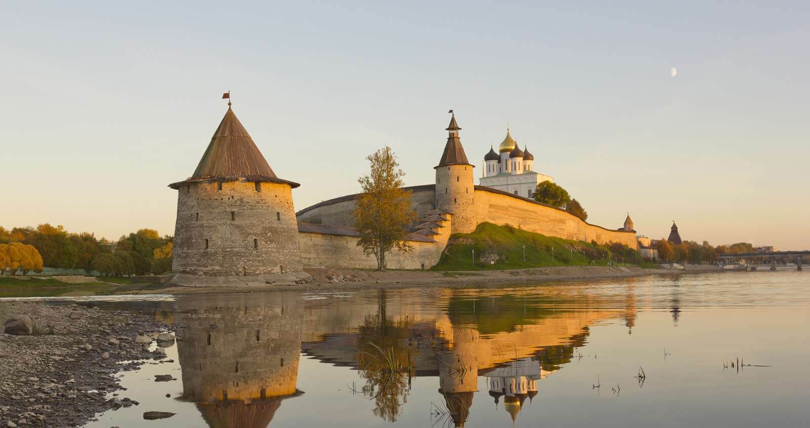 Псков снять. Псков Кремль осень. Осенний Кремль Псков. Осенний Псковский Кремль.