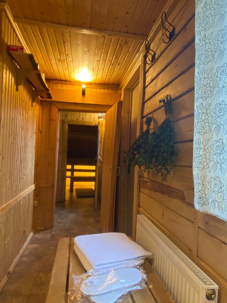 Финский домик с баней (деревянная баня разделена на три зоны: парная, душевые, зона отдаха. Имеется комфортная  туалетная комната. В зоне отдыха размещен стол, скамеечки, чайник, чайная посуда, заварка, сахар)