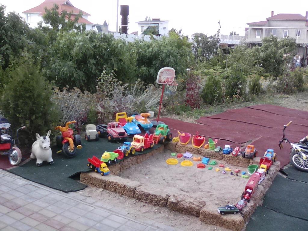Детская площадка с игрушками для ваших малышей