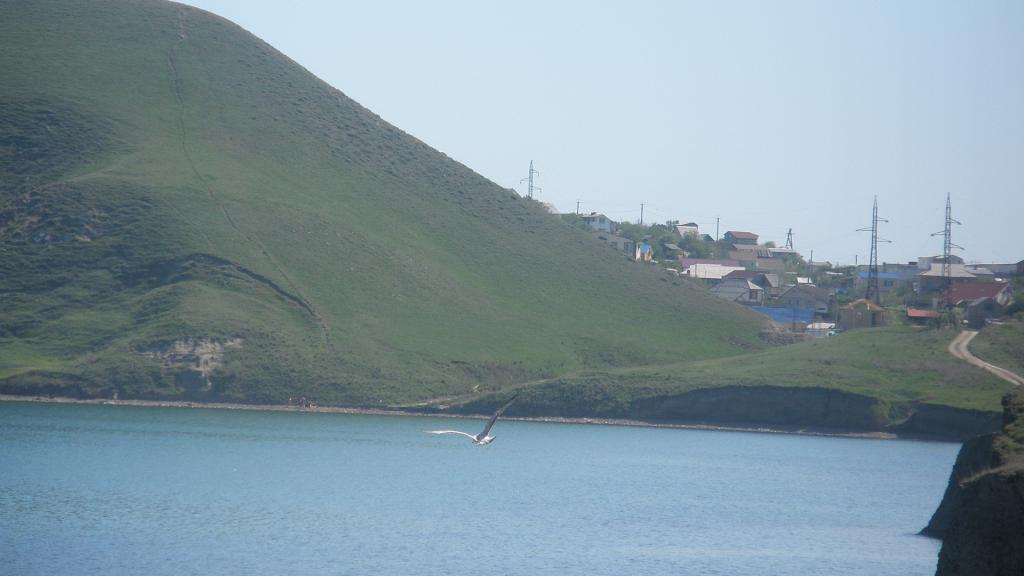 бухта Двуякорная, вид справа на пгт.Орджоникидзе