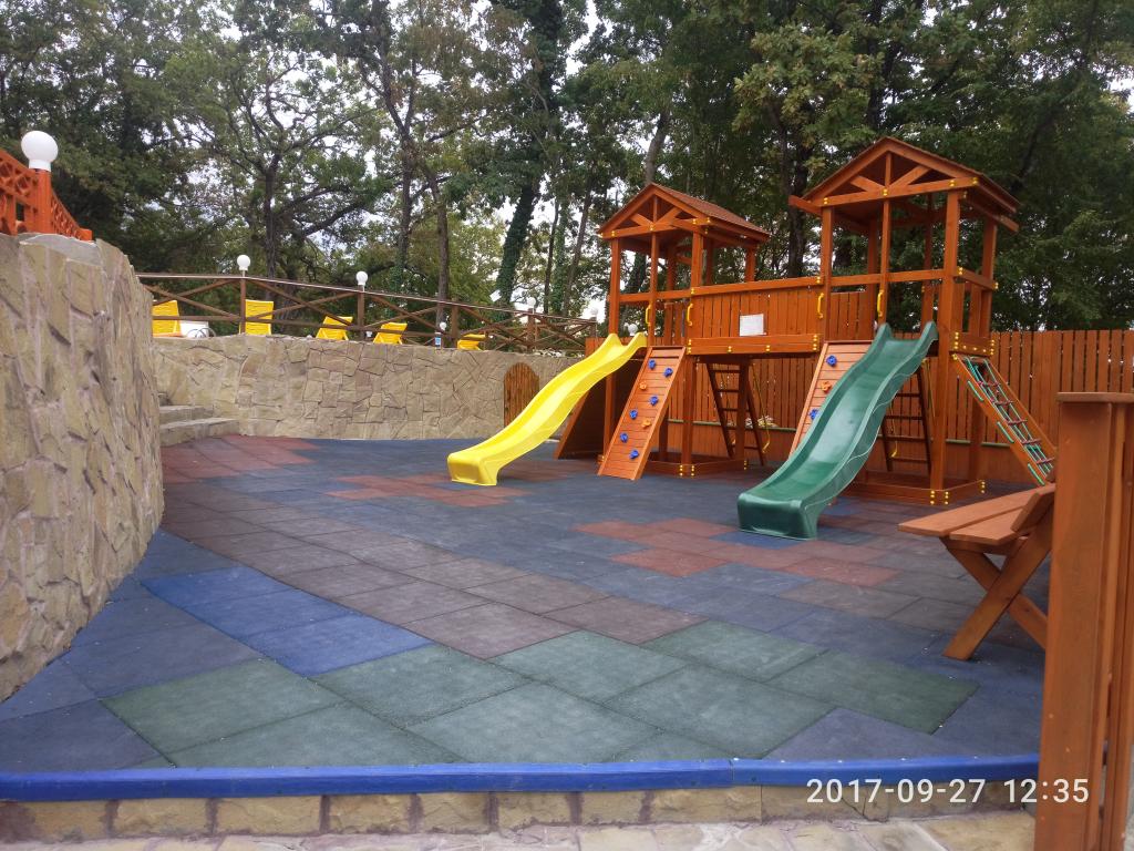 Современная детская площадка с безопасным резиновым покрытием