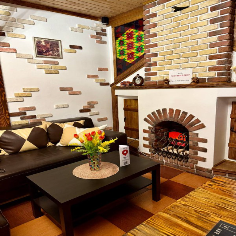 Знак "Хорошее место 2026" от яндекс карт на столе- символ высокого уровня нашей гостиницы по отзывам гостей.