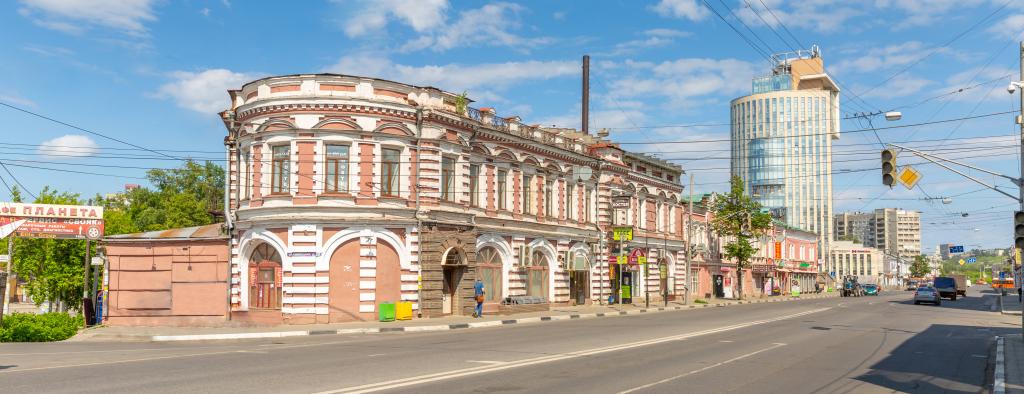 Историческое здание в 300 метрах от ЖД вокзала