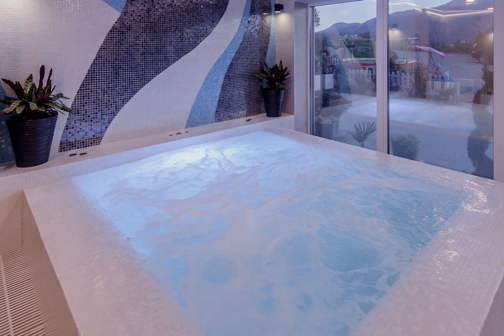 Джакузи в бассейне