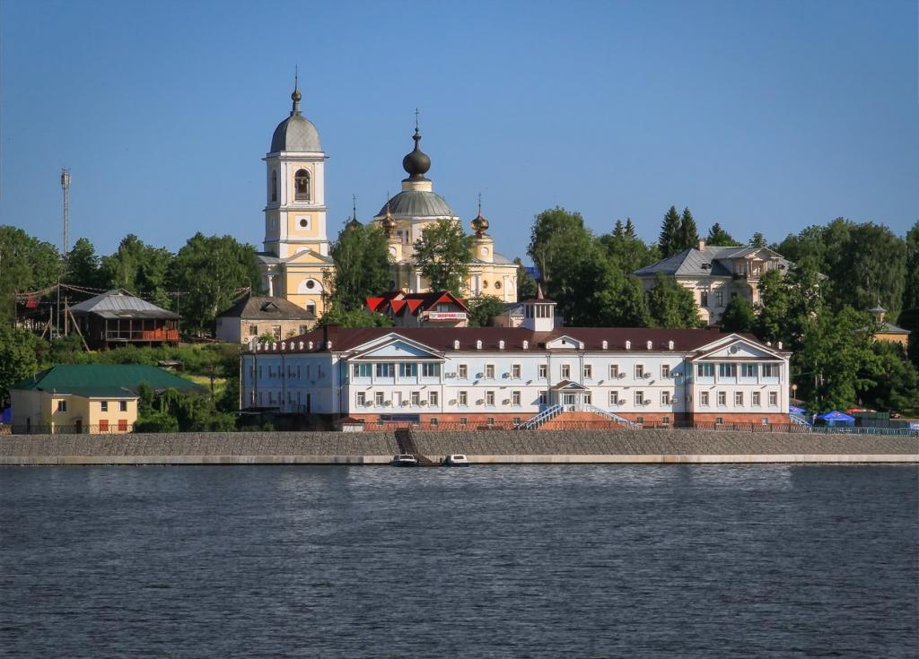 Вид здания (с красной крышей) со стороны р. Волга