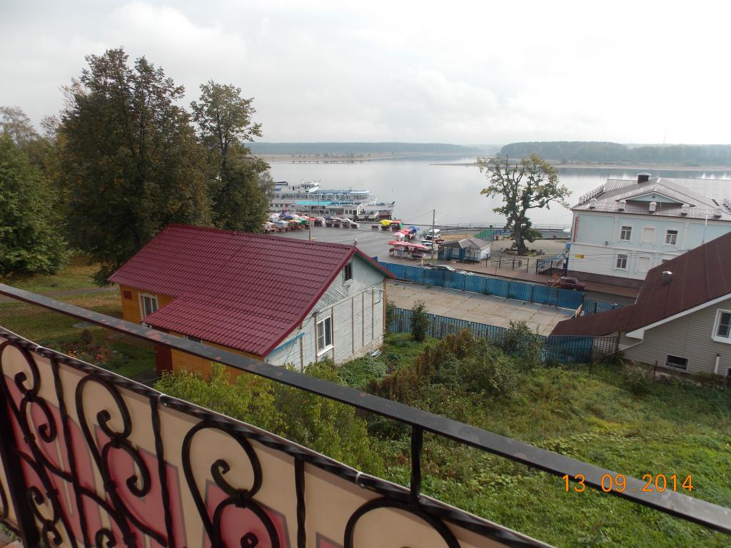 Вид с балкона на пристань