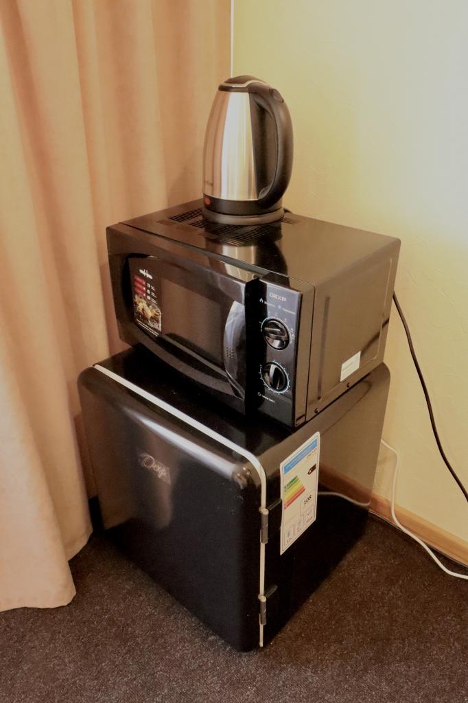 В номере имеется бытовая техника Чайник, микроволновая печь, холодильник
