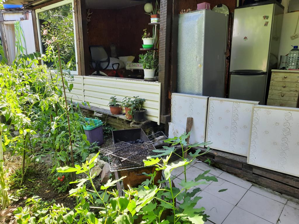 отдельная кухня с мангалом во дворе