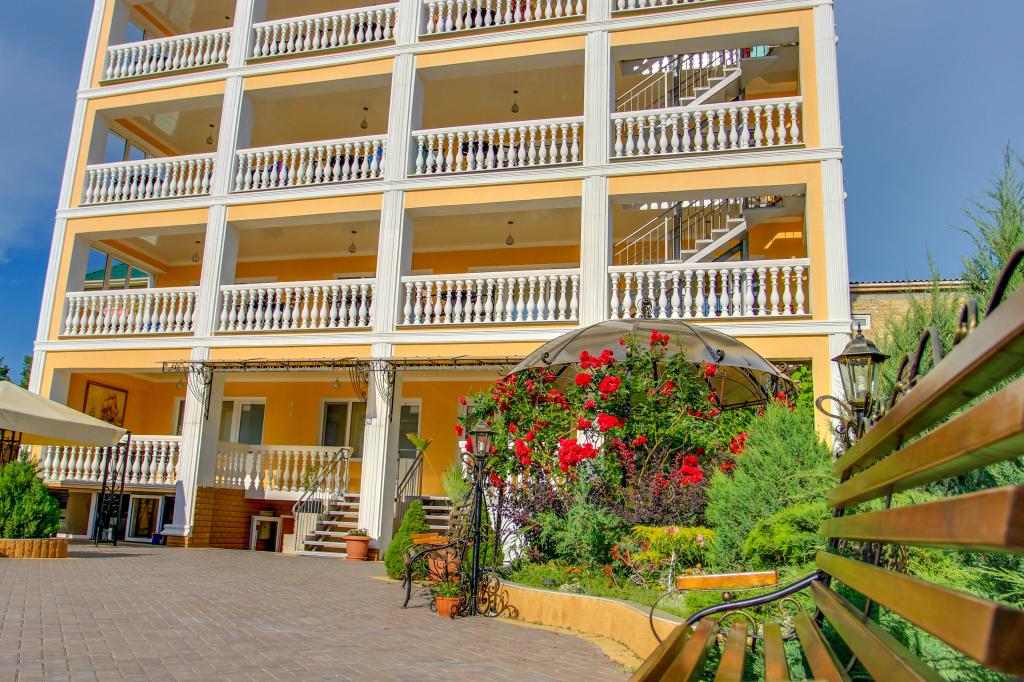 Отель расположен в тихом уголке, в популярном курортном городе Судак, в 400 м от моря. До оборудованного песчано-галечного пляжа 5 минут ходьбы. Хозяева рады приветствовать своих гостей . Это прекрасное место для спокойного семейного отдыха. В отеле прини