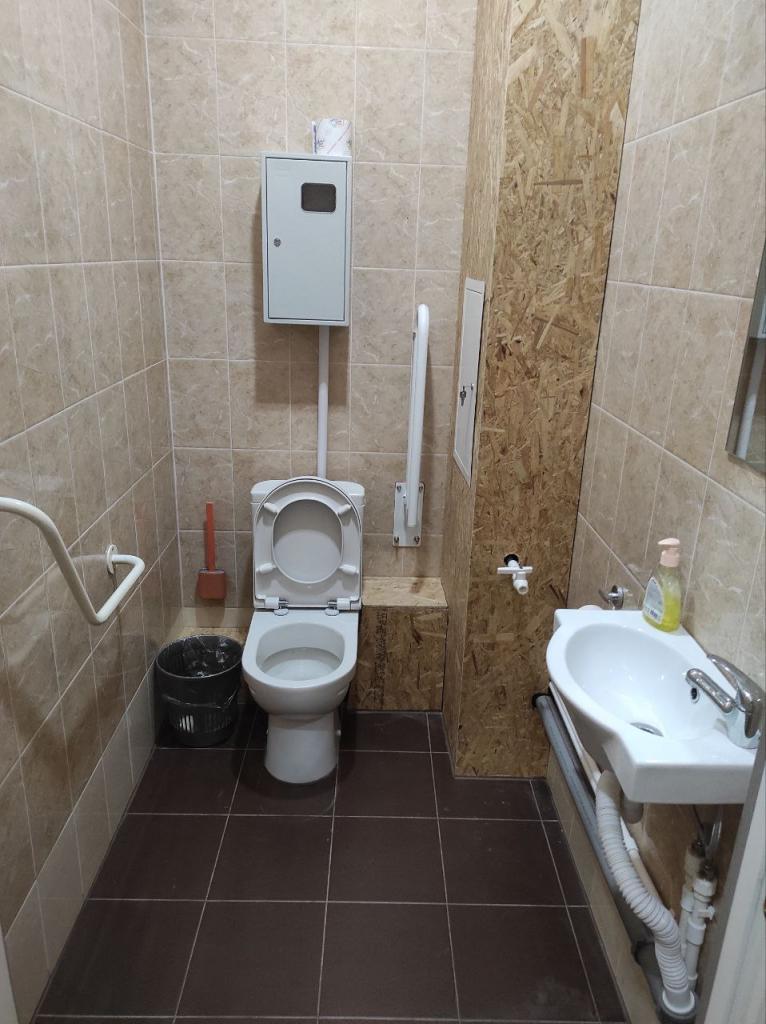 Туалет 1 этажа с доступом для инвалидов и лиц с ограниченной подвижностью.