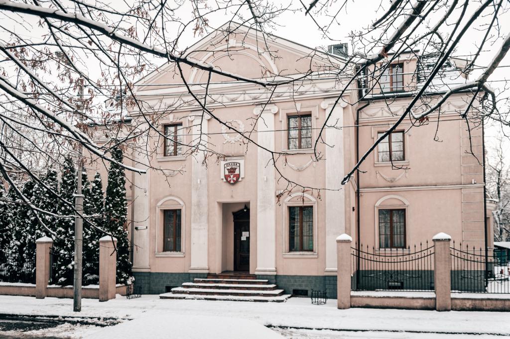 Вид здания, центральный вход с улицы Чайковского