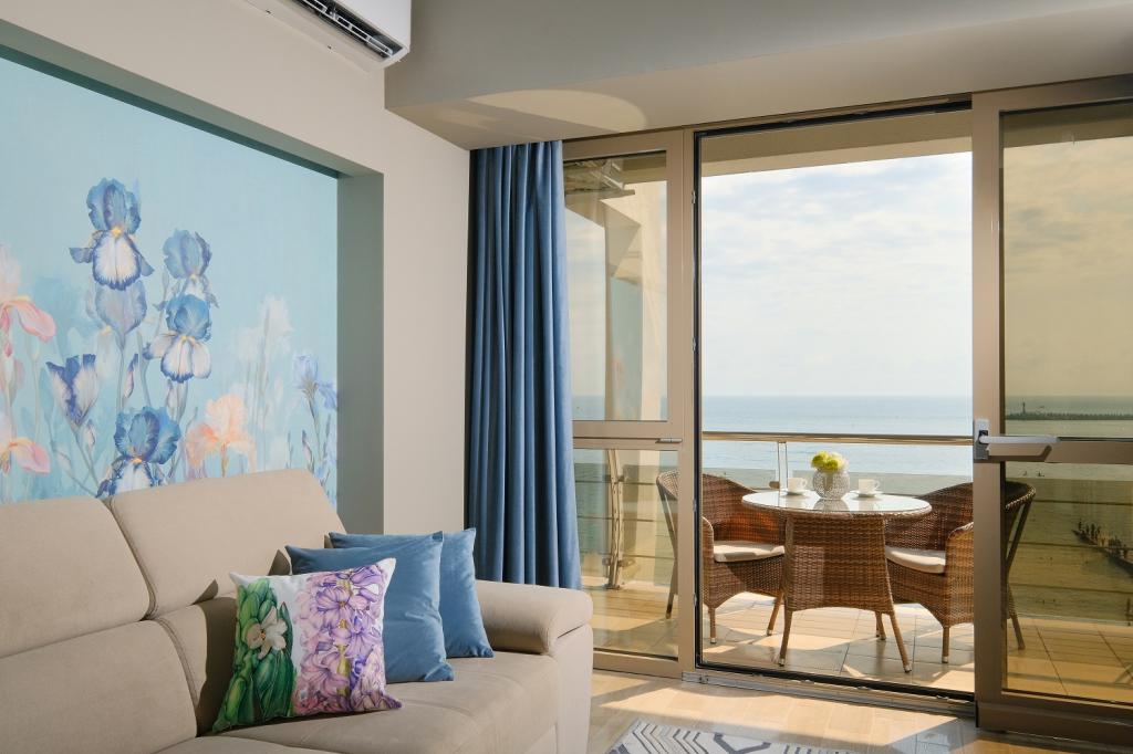 Двухкомнатные апартаменты, панорамный вид на море, оборудованная лоджия, ротанговая мебель, раскладной диван