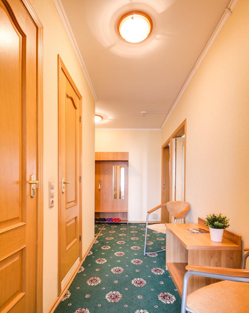 коридор в апартаментах с двумя спальнями
