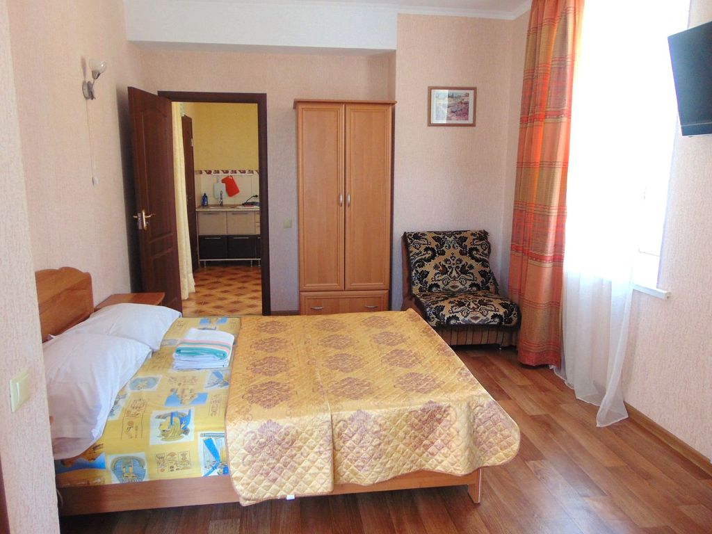 Четырёхместный номер Оранж с кухней в отдельной комнате