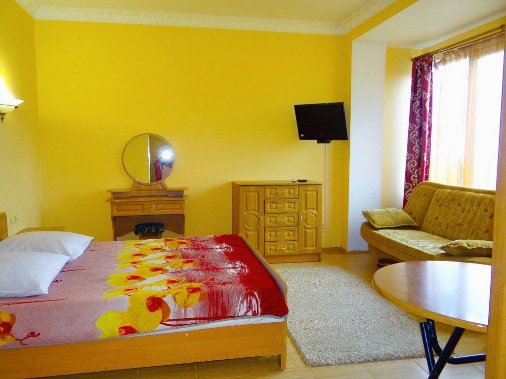 Трёхместный номер с видом на море