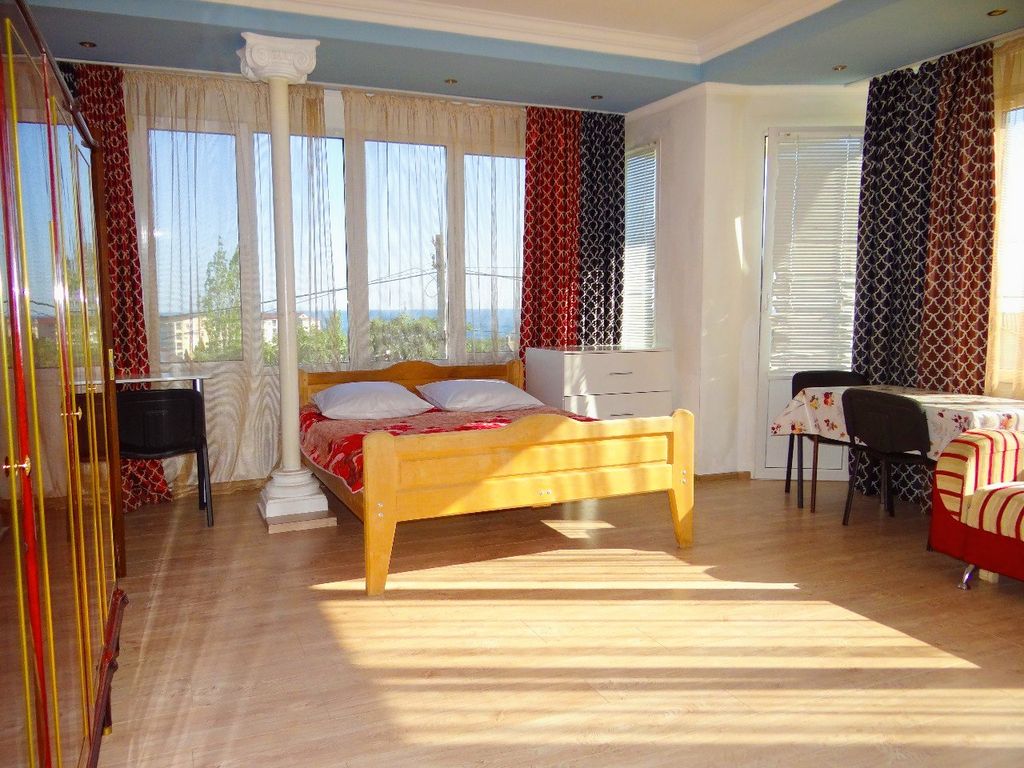 Трёхместный номер люкс с видом на море