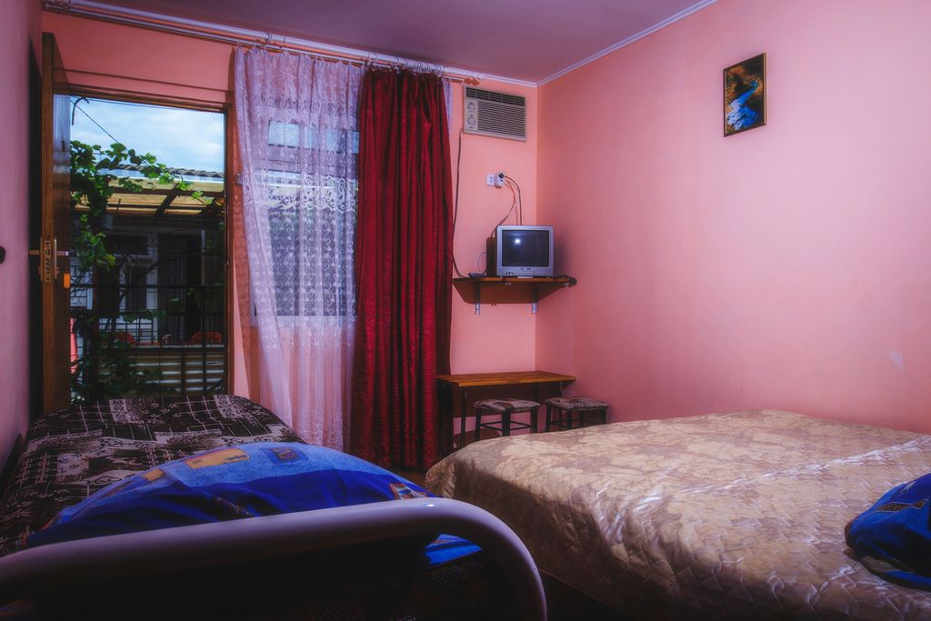 Трёхместный номер полулюкс с удобствами и кондиционером