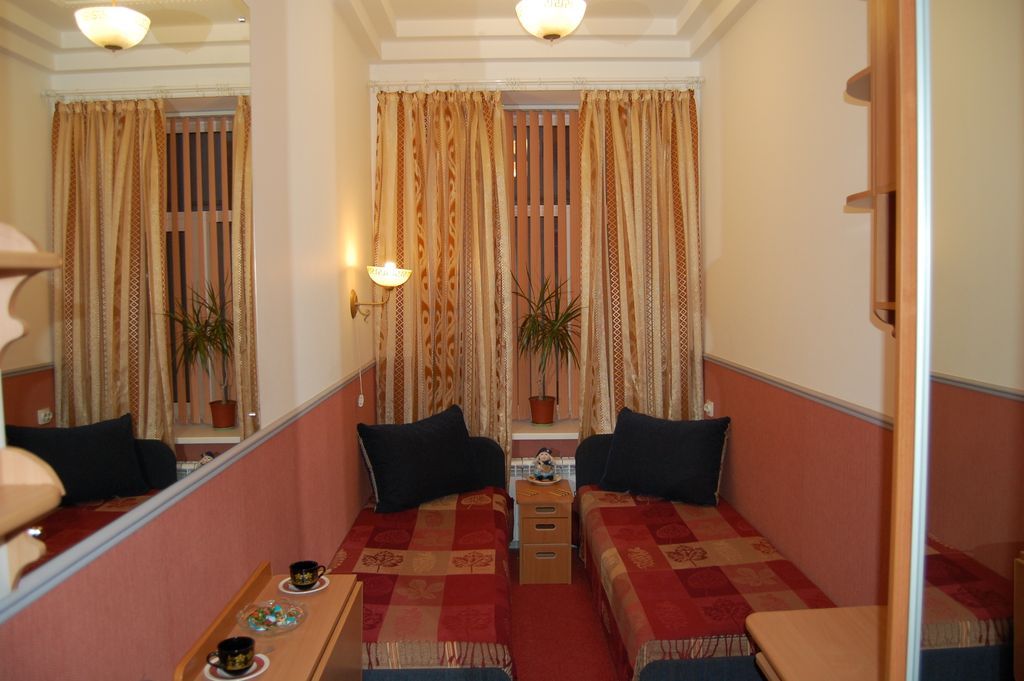 Двухместный номер с 1 кроватью эконом с душем и туалетом на два номера