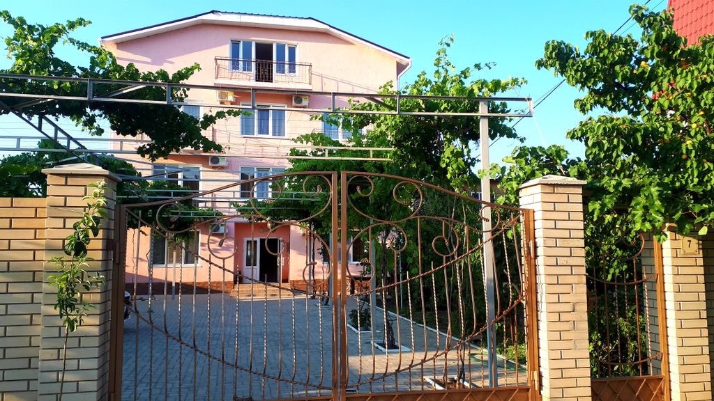 Трёхместный номер улучшенный с видом на горы