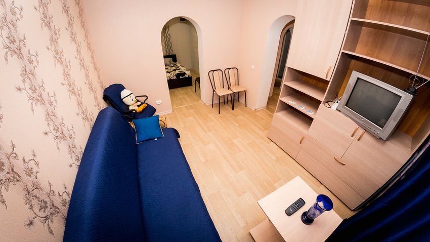 В летний период нарежьте в саду цветов и поставьте в вазу :)