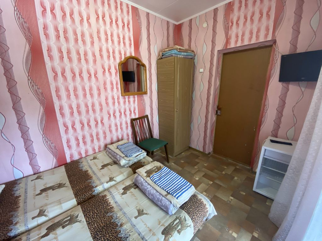 Двухместный номер с 2 отдельными кроватями эконом с балконом и отдельным туалетом