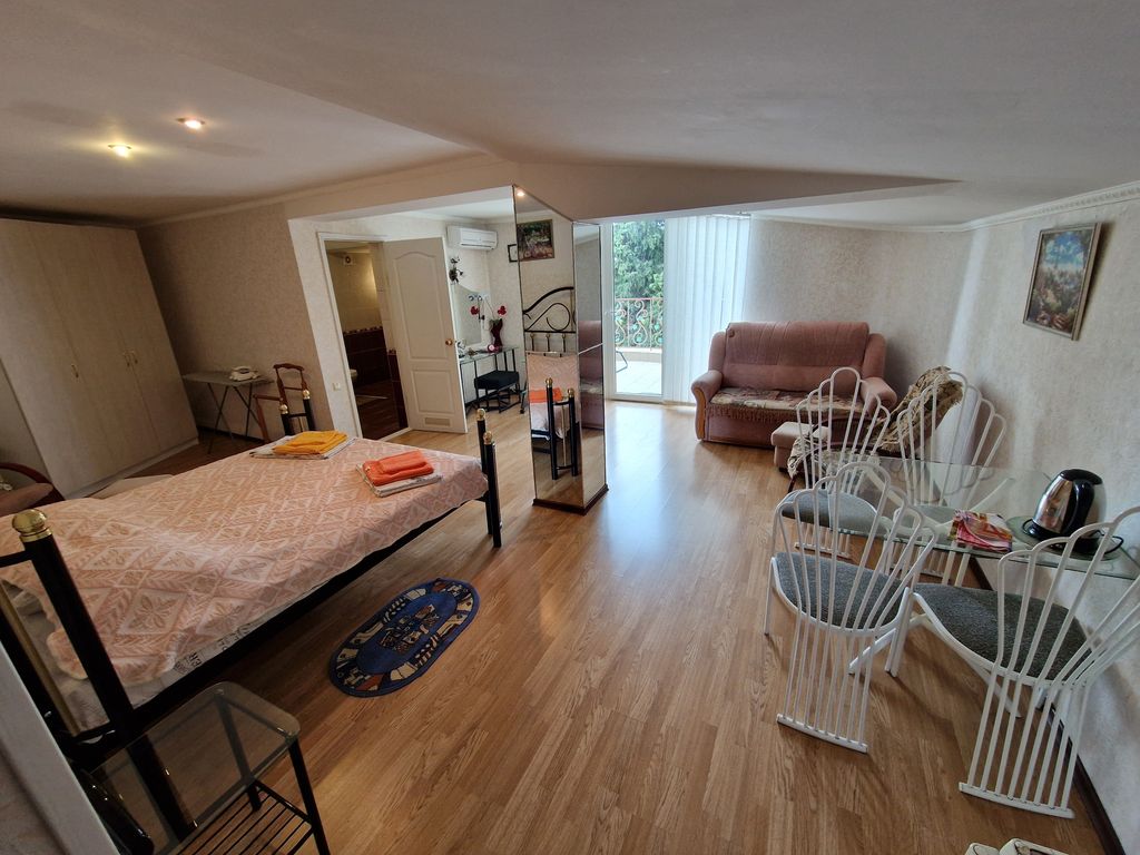 Трёхместный номер полулюкс с балконом