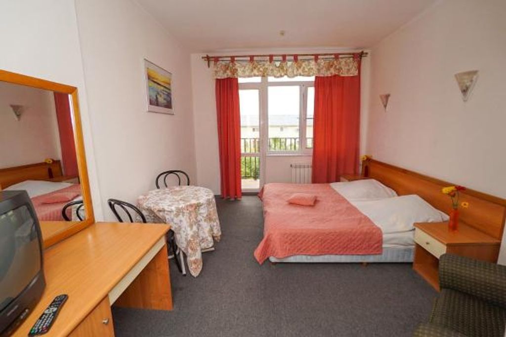 Трёхместный номер улучшенный с балконом с видом на бассейн