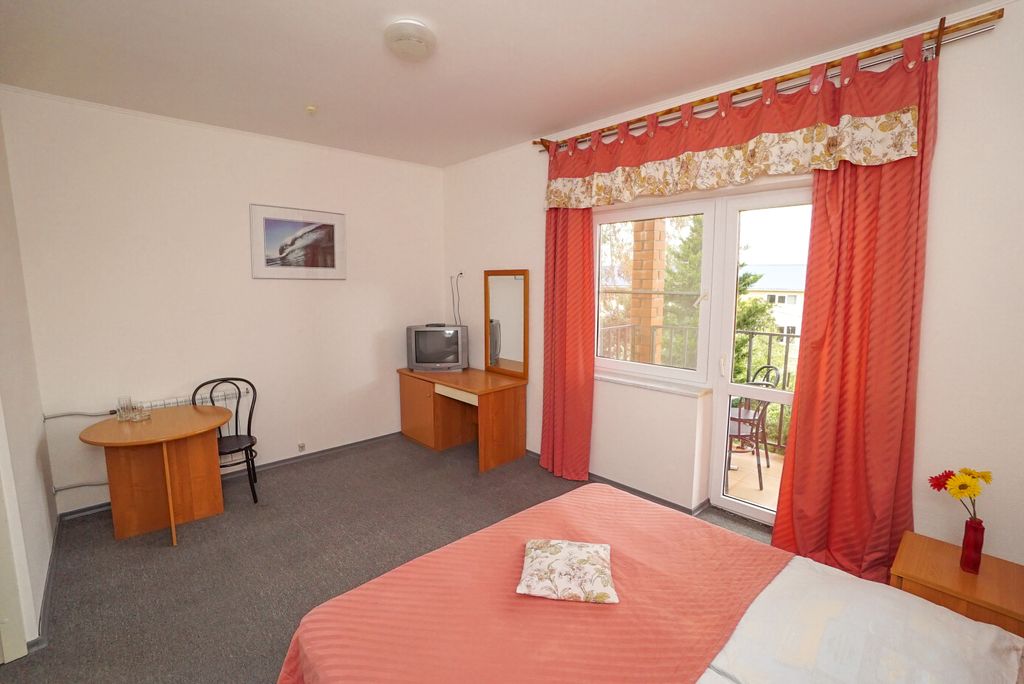 Четырёхместный номер полулюкс с видом на бассейн с балконом