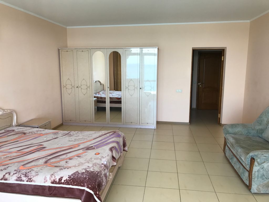 Трёхместный номер полулюкс 4