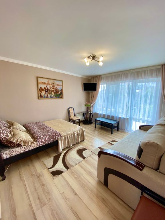 Трёхместный номер №6 на втором этаже с большим балконом