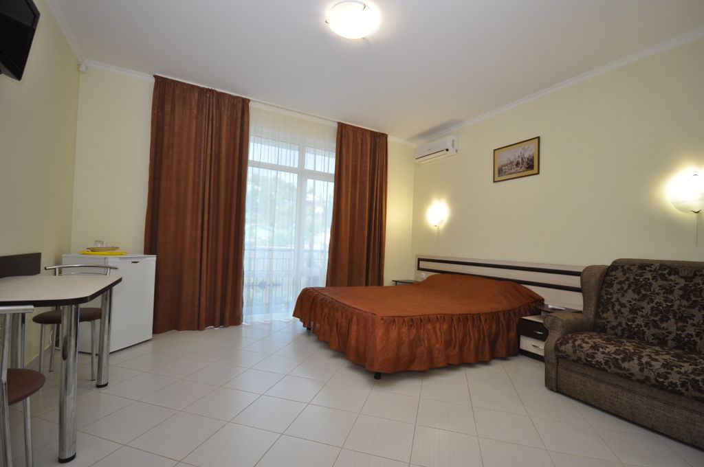 Трёхместный номер люкс с балконом