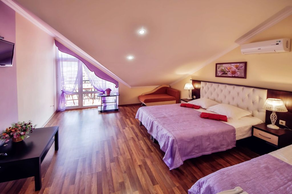 Семейный номер двухкомнатный 4 этаж с балконом