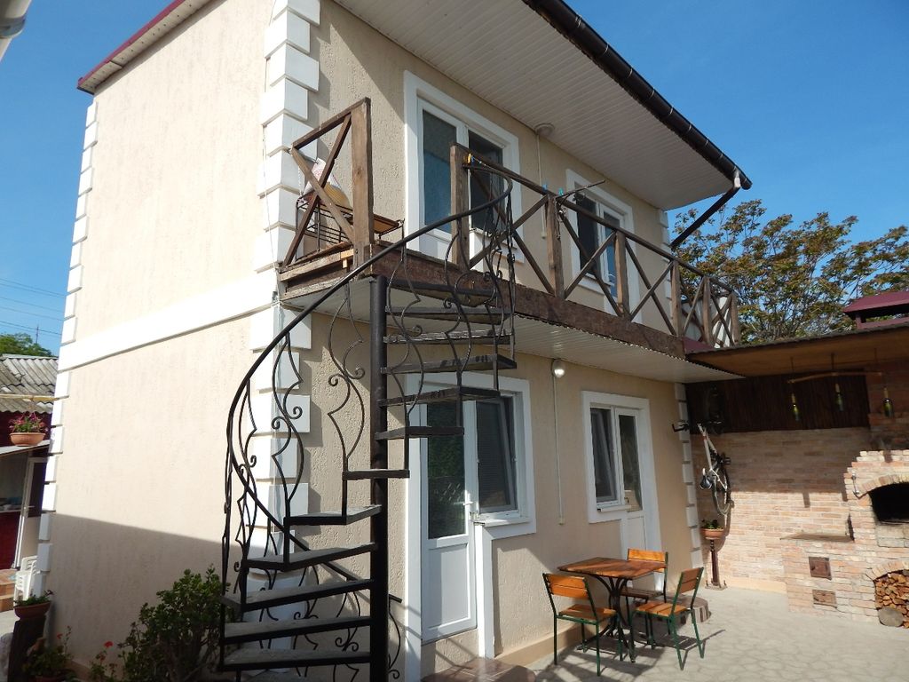 Трёхместный номер эконом с видом на город