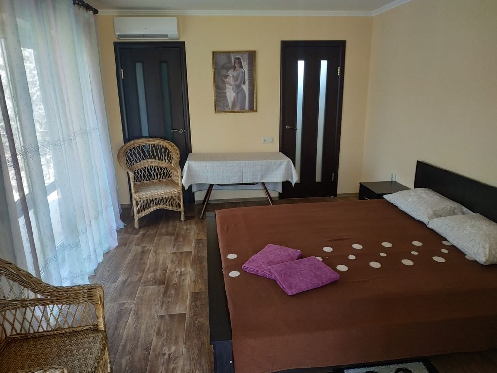 Трёхместный номер люкс с видом на горы