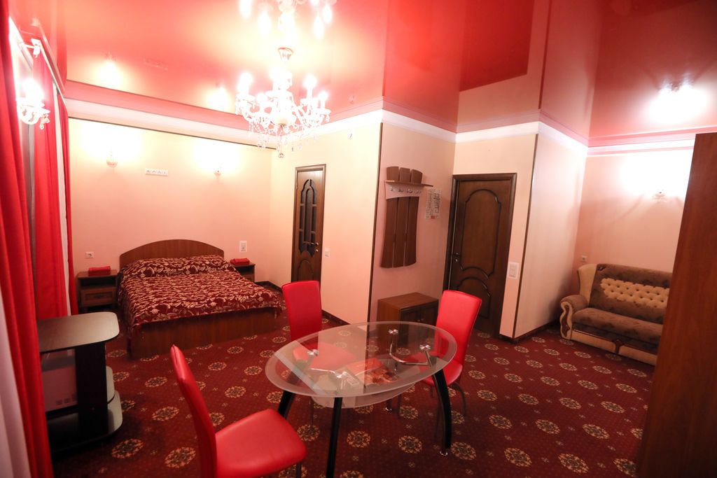 Трёхместный номер №10 люкс с 2-спальной кроватью и диван-кроватью