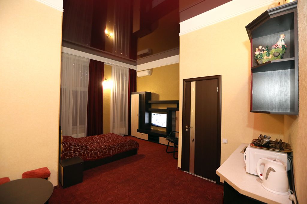 Трёхместный номер №1 люкс-студио с 2-спальной кроватью и диван кроватью