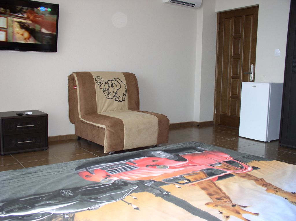 Трёхместный номер с видом на горы, большой балкон с мебелью №2