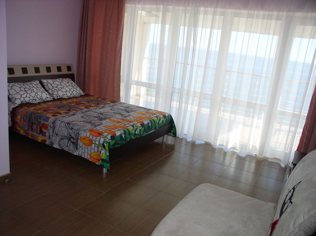 Трёхместный номер с видом на море, большой балкон с мебелью №5