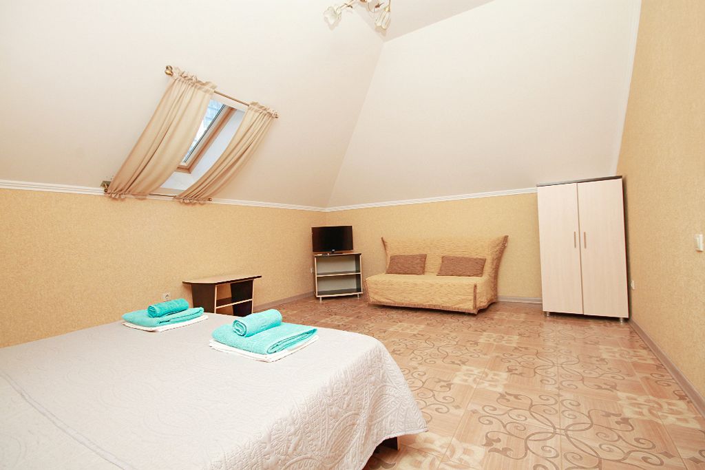 Четырёхместный номер стандарт 2-х комнатный на мансарде с мини-кухней