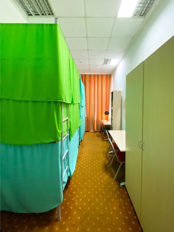 Многоместный женский номер 6-местный номер для женщин №2 первый ярус