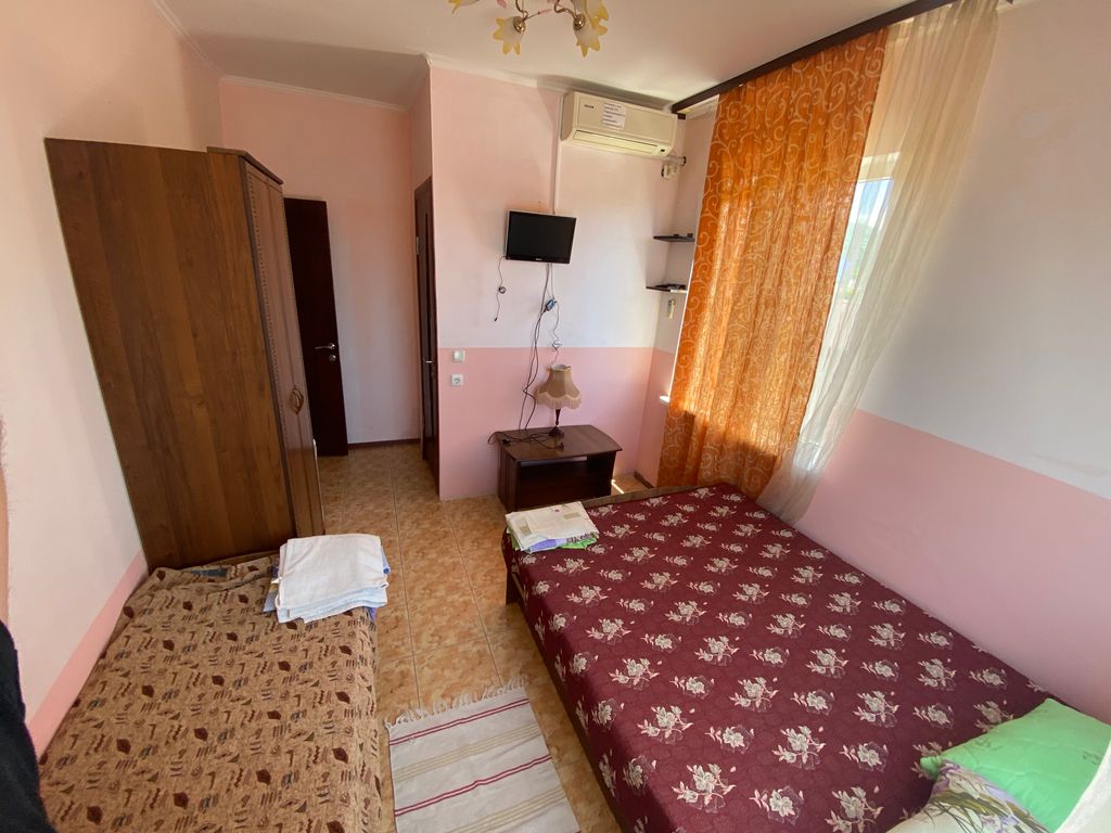 Семейный номер уютный 3-х местный с видом во двор и в сад