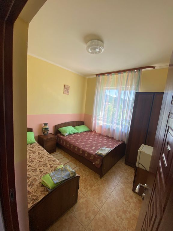 Трёхместный номер эконом с видом на горы