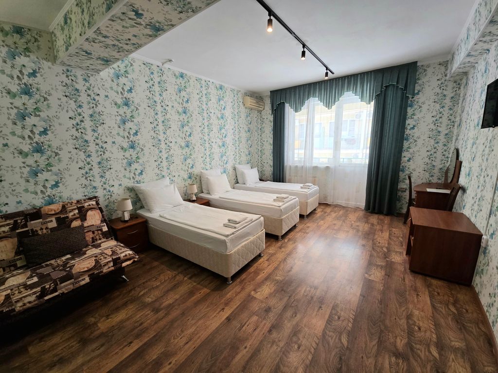 Трёхместный номер с диваном