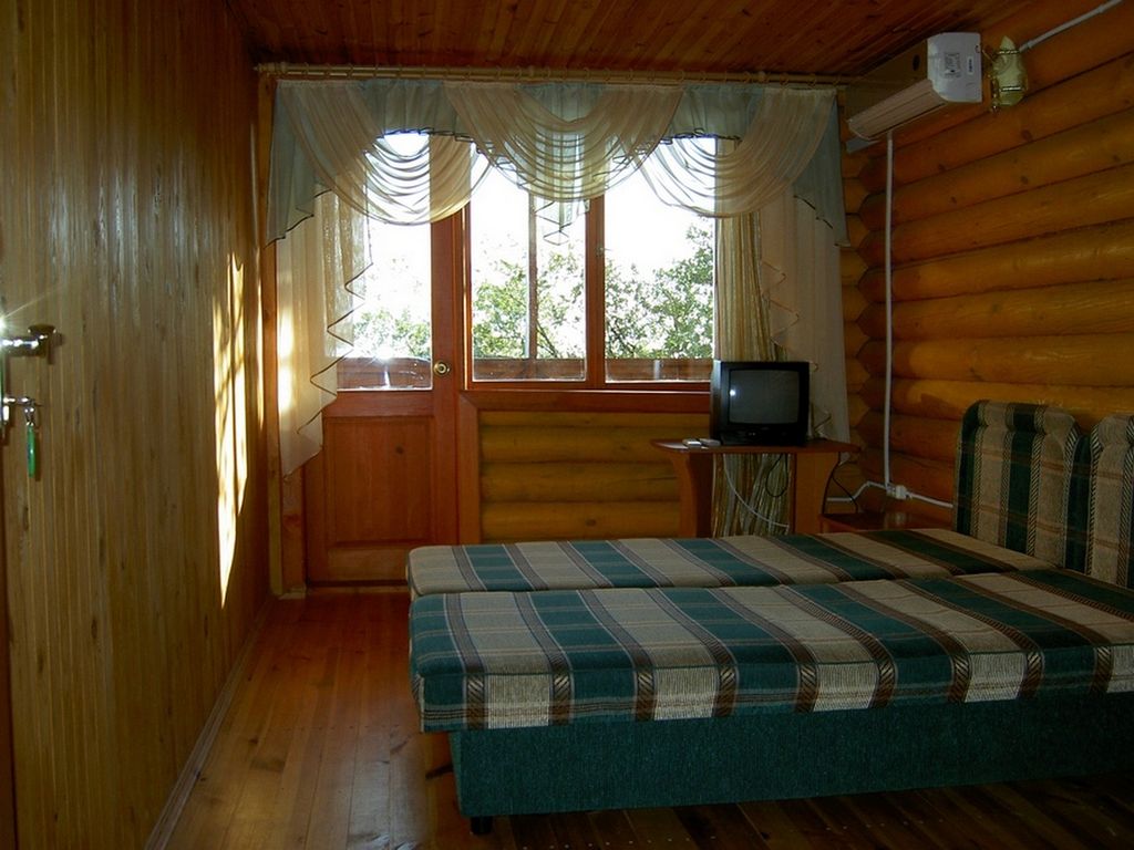 Двухместный номер с 2 отдельными кроватями с основными удобствами и балконом