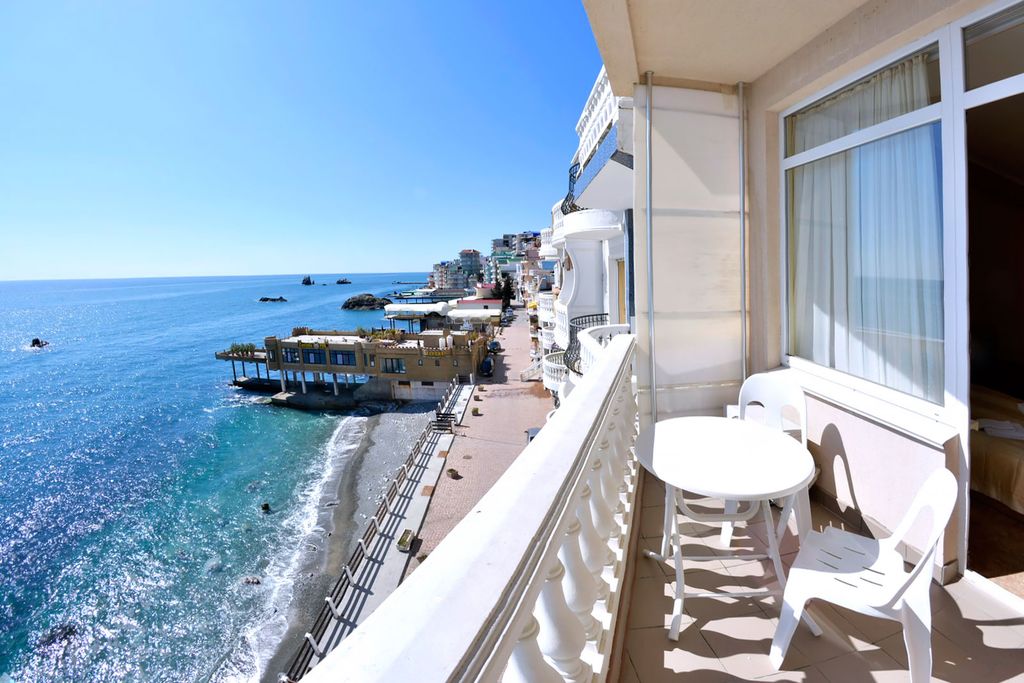 Двухместный номер с 2 отдельными кроватями улучшенный с видом на море