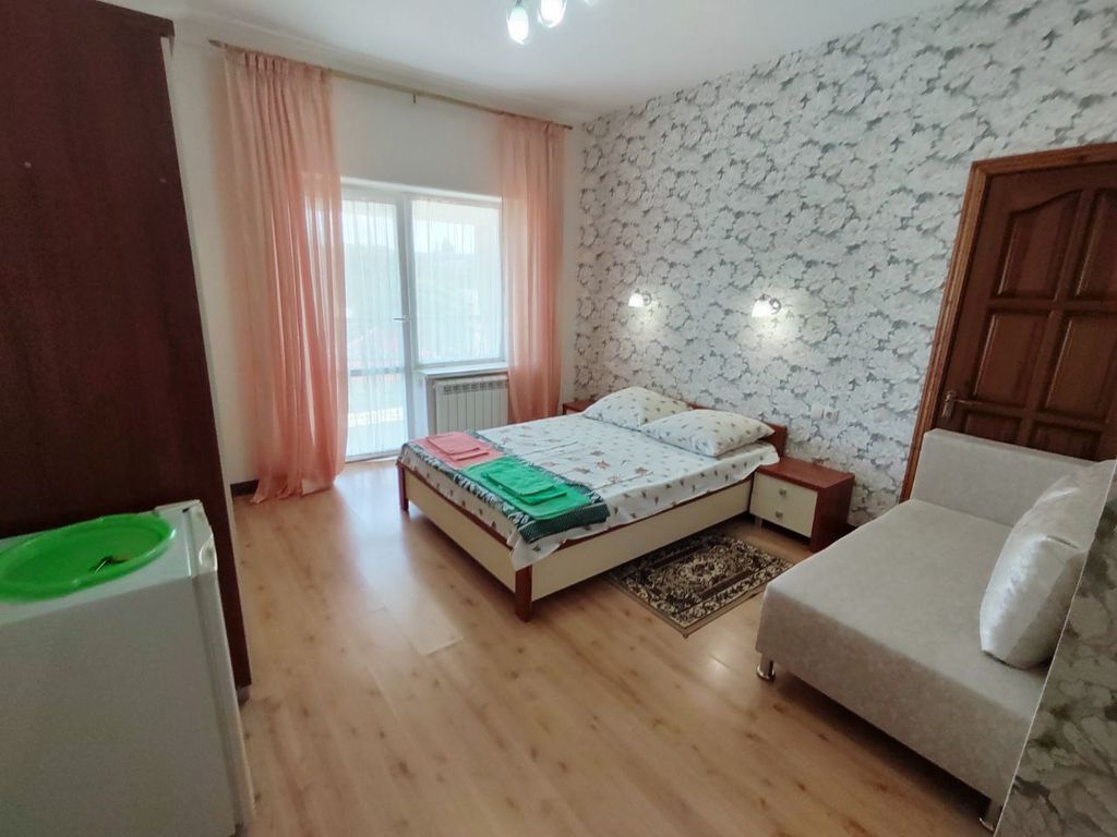 Трёхместный номер улучшенный с видом на горы