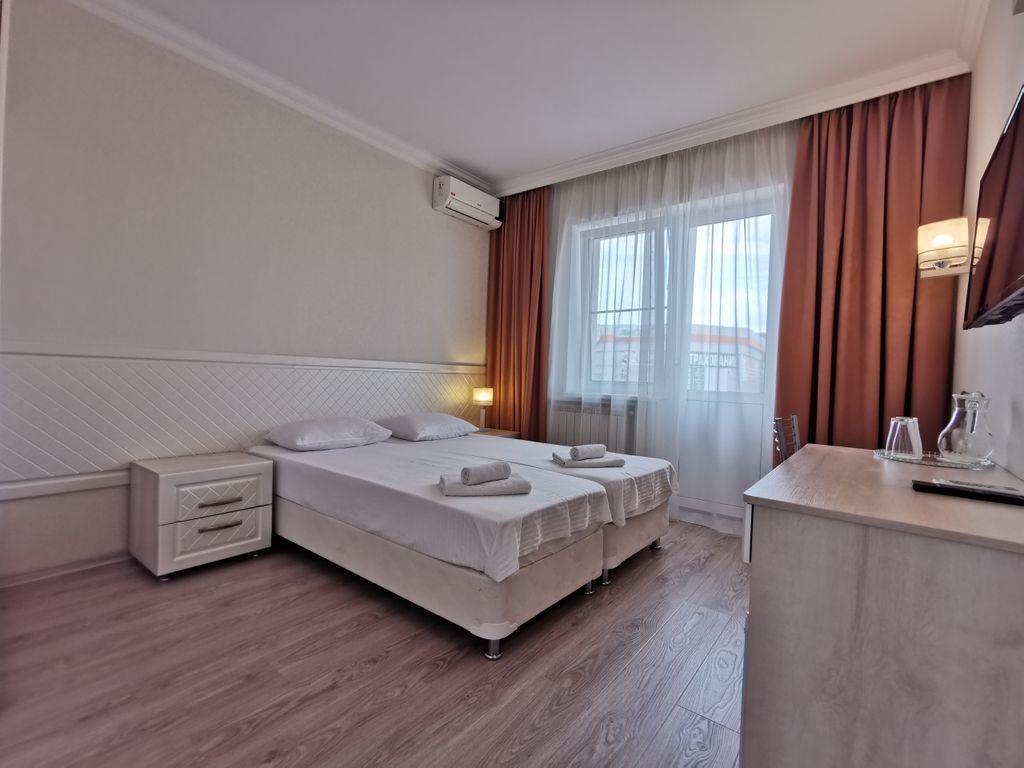 Двухместный номер с 2 отдельными кроватями улучшенный с балконом