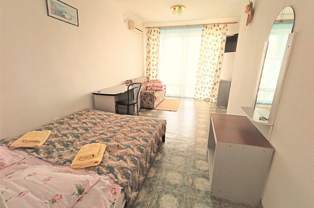 Трёхместный номер студия с видом на море