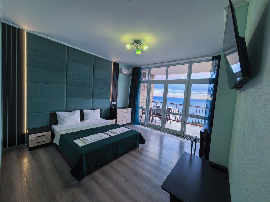 Четырёхместный номер  люкс улучшенный с кухней и видом на море