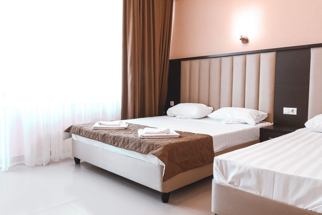 Трёхместный номер стандарт с балконом на город